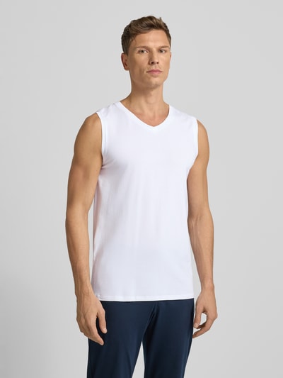 Männermodel trägt weißes Unterhemd mit V-Ausschnitt im 2er-Pack von Christian Berg Men, Baumwoll-Mix, Ganzkörperansicht von vorne.