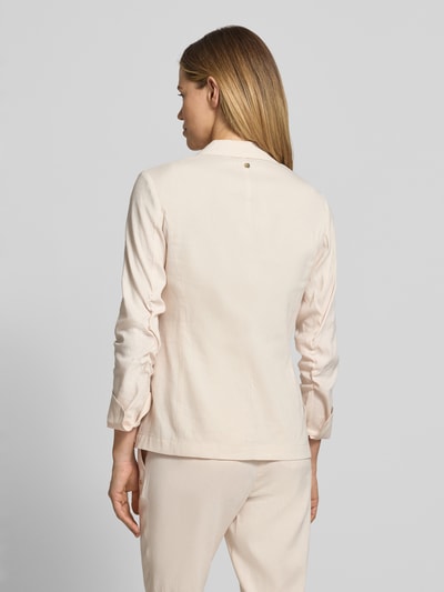 Frauenmodel trägt Blazer aus Leinen-Mix mit Reverskragen von Marc Cain in Creme, Taillierter Schnitt, Knopfverschluss, Pattentaschen, Rückenlänge 62 cm, Brustweite 44 cm, Ärmellänge 52 cm, Ganzkörperansicht Rückansicht.