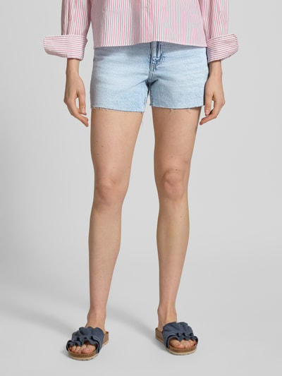 Vrouwenmodel draagt Regular Fit Shorts uit katoenmix model 'TESS' van Vero Moda met denimlook, labelpatch, 5-pocketmodel, knoop- en ritssluiting, mix van katoen en lichte kleuren. Detailopname onderlichaam