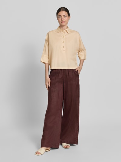 Frauenmodel trägt Boxy Fit Bluse mit 3/4-Arm von Emily Van den Bergh aus Reine Baumwolle mit Hemdblusenkragen und Knopfleiste, Ganzkörperansicht von vorne.