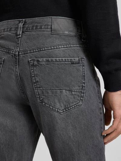 Männermodel trägt Loose Fit Jeans im 5-Pocket-Design von MCNEAL, reine Baumwolle, grauer Denim, Nahaufnahme Rückansicht