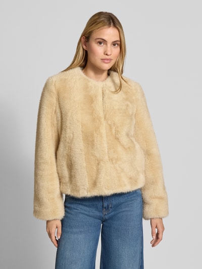 Frauenmodel trägt Regular Fit Jacke aus Kunstfell mit Rundhalsausschnitt Modell 'PALCHI' von Max Mara, cremefarben, flauschige Textur, Damen Teddy- / Webpelzjacke, Nahaufnahme Oberkörper.