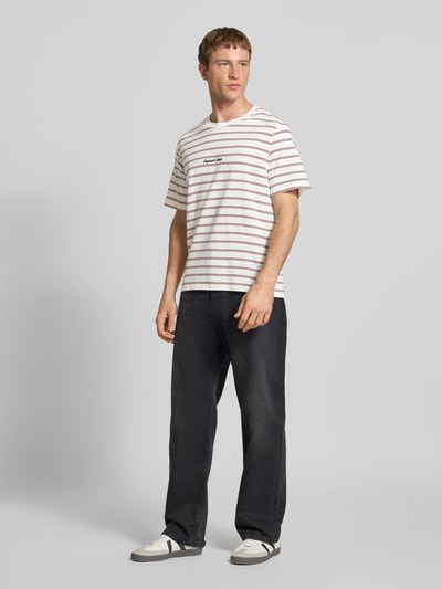 Männermodel trägt T-Shirt mit Streifenmuster und Rundhalsausschnitt von JACK & JONES aus reiner Baumwolle, Regular-Fit, Ganzkörperansicht von vorne.