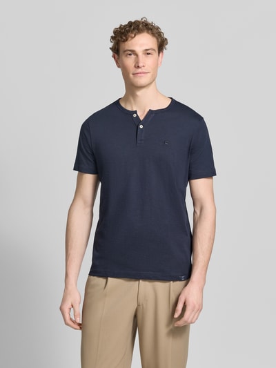 Männermodel trägt T-Shirt mit kurzer Knopfleiste von Lerros, Herren T-Shirt aus Reine Baumwolle, Gerader-Schnitt, Rundhalsausschnitt, Logo-Stitching, Rücklänge 69 cm bei Größe M, dunkelblau, Ganzkörperansicht von vorne.
