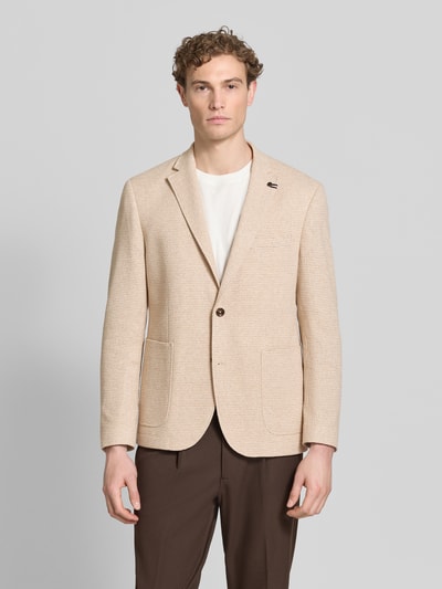 Męski model nosi Slim Fit 2-Knopf-Sakko mit Strukturmuster von bugatti, mieszanka bawełny, kołnierz z połami, nakładane kieszenie, krój slim fit, fakturowany wzór, długość tyłu w rozmiarze 50: 73 cm, szerokość w rozmiarze 50: 48 cm, długość rękawów w rozmiarze 50: 65 cm, jasnobeżowy, gładka faktura, całkowity widok z przodu