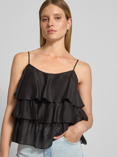 Frauenmodel trägt Regular Fit Top aus Lyocell-Mix von JAKE*S STUDIO WOMAN in Schwarz mit Rüschenbesatz und Spaghetti-Träger, Nahaufnahme Oberkörper. Rückenlänge bei Größe 36: 35 cm.