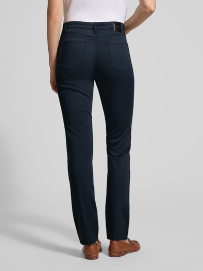 Männermodel trägt Flared Fit Jeans mit Lyocell-Anteil Modell 'Mary' von Brax, granatowy, 5 kieszeni, bawełniany mix, elastisch, Ganzkörperansicht Rückansicht, Szerokość w rozmiarze 36: 38 cm, długość wewnętrzna nogawki: 80 cm.
