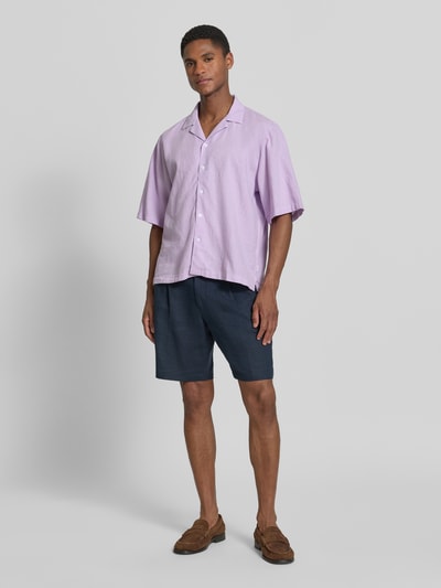 Męski model nosi Cropped Freizeithemd aus Leinen-Baumwoll-Mix od Lindbergh, mieszanka lnu i bawełny, krój krótki, kołnierz z połami, listwa guzikowa, długość tyłu w rozmiarze M: 70 cm, szerokość ramion w rozmiarze M: 49 cm, długość rękawów w rozmiarze M: 32 cm, jasnofioletowy, prosta faktura, pełny widok z przodu