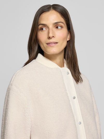 Frauenmodel trägt Fleecejacke mit Knopfleiste Modell 'Hulda' von OPUS in Creme, Relaxed Fit, Nahaufnahme Oberkörper.