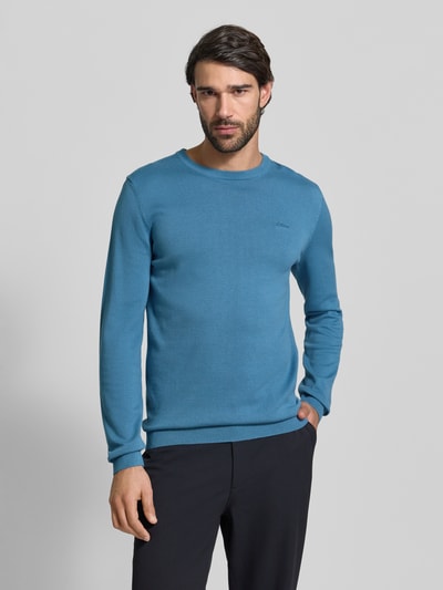 Męski model nosi Regular Fit Pullover aus reiner Baumwolle od s.Oliver RED LABEL, melange, okrągły dekolt, długie rękawy, dzianina, krój regular fit, przód, ujęcie całej sylwetki.