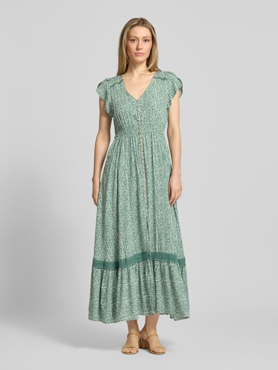 Modelka kobieca nosi Midikleid aus Viskose mit Knopfleiste od Apricot, czysta wiskoza, krój A-linia, allover-wzór, dekolt V, długość tyłu w rozmiarze S: 114 cm, szerokość w rozmiarze S: 32 cm, długość rękawa w rozmiarze S: 10 cm, zielony ze wzorem, widok całego ciała z przodu