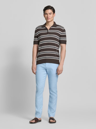 Männermodel trägt Regular Fit Leinenhose mit Logo-Stitching Modell 'Denton' von Tommy Hilfiger, Optik: Unifarben, Material: Leinen-Mix, Ganzkörperansicht von vorne.