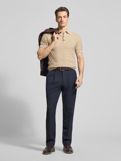 Męski model nosi jasnobeżową koszulkę polo Slim Fit z czystej bawełny Model 'Heritage' od Matinique, kołnierzyk polo, prążkowane wykończenia, długość tyłu w rozmiarze M: 70 cm, gładkie ciemne spodnie, pełny widok z przodu