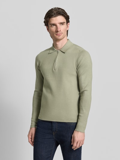 Männermodel trägt Slim Fit Pullover mit Polokragen Modell 'GUNA' von Samsøe Samsøe in hellem Grün, Reißverschluss, Ganzkörperansicht von vorne