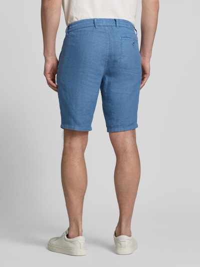 Männermodel trägt Regular Fit Bermuda aus reinem Leinen Modell 'BALU' von Brax, Optik: Unifarben, Ganzkörperansicht Rückansicht.