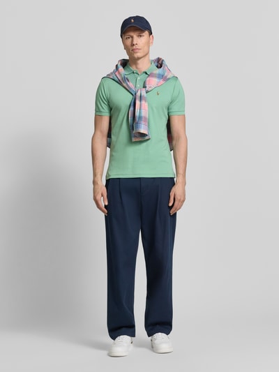 Männermodel trägt Regular Fit Poloshirt aus reiner Baumwolle von Polo Ralph Lauren, look: effen, regular fit, gestikt logo, polokraag, 3-knoopsluiting, korte mouw met geribd mouwboord, rompzoom met split, materiaalverwerking: jersey, puur katoen, ganzkörperansicht von vorne.