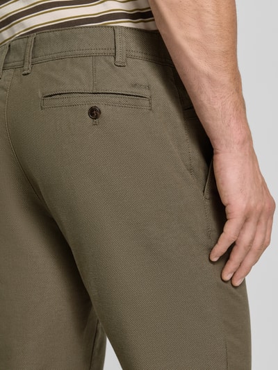 Männermodel trägt Kleingemusterte Hose mit Gesäßtaschen von MCNEAL aus Baumwoll-Elasthan-Mix, Slim Fit, Nahaufnahme Rückansicht.