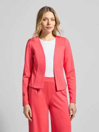 Frauenmodel trägt Slim Fit Blazer in offener Passform Modell 'KATE' von ICHI, Material-Mix mit Viskose-Anteil, Ganzkörperansicht von vorne.