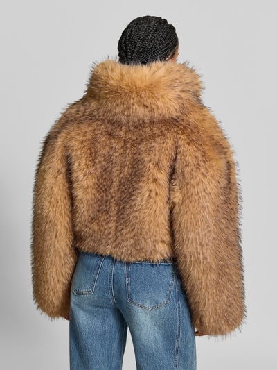 Frauenmodel trägt Regular Fit Jacke aus Kunstfell von ROTATE in Braun mit Stehkragen und Langarm, strukturierte Textur, Ganzkörperansicht Rückansicht.