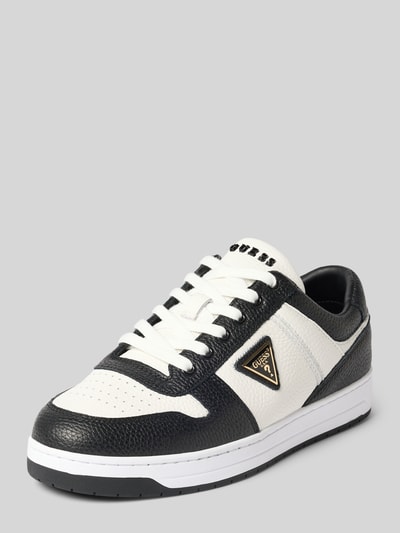 Produktfoto, Sneaker aus echtem Leder Modell 'Uddent' von GUESS in Schwarz-Weiß mit Logo-Detail, strukturierte Oberfläche, Schräg-vorne-Ansicht, Herrenschuh mit abgerundeter Passform, Schnürverschluss, Absatzhöhe 3 cm, Schafthöhe 7 cm, Schaftweite 9 cm.