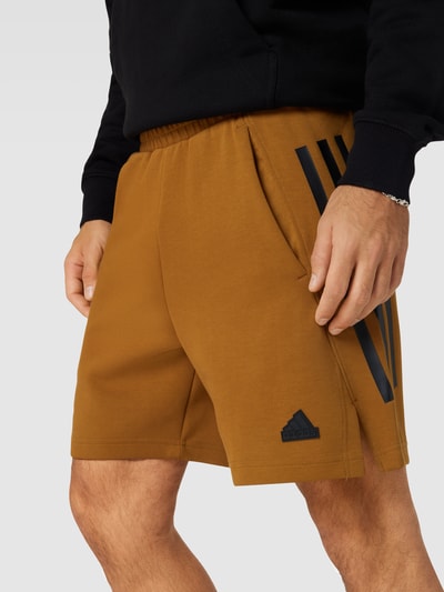 ADIDAS SPORTSWEAR Szorty z dzianiny dresowej z naszywką z logo Khaki 3