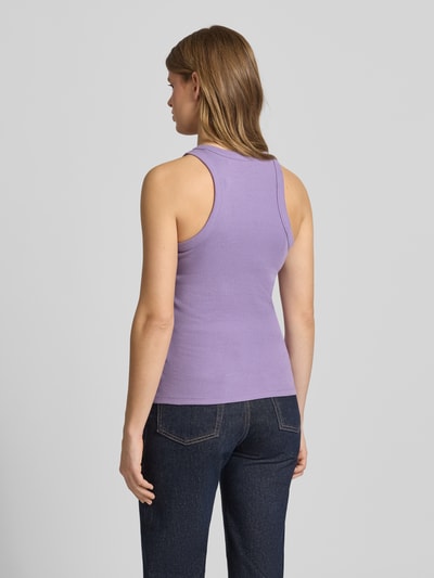 Frauenmodel trägt Slim Fit Tank Top aus Baumwoll-Mix Modell 'Easy Tank' von HUGO Blue in Lila, unifarben, Feinrippstruktur, Ganzkörperansicht Rückansicht.