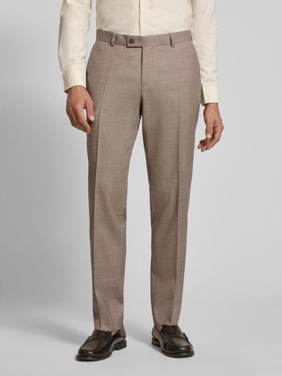Männermodel trägt Straight Fit Hose aus Schurwoll-Mix von bugatti in Beige mit Bundfaltenstruktur, Nahaufnahme Oberkörper, Kontext: Elastischer Schurwoll-Mix, Gesäßtaschen, Knopf- und Reißverschluss, Bundweite 44 cm, Innenbeinlänge 82 cm.