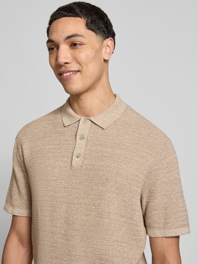 Männermodel trägt Regular Fit poloshirt met structuurpatroon model 'GEORGE' van Jack & Jones in katoenmix met knoopsluiting, heren, nahaufnahme bovenlichaam.