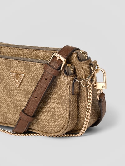 Produktfoto, Pouch mit Label-Applikation Modell 'NOELLE II' von Guess, beigefarbene Textur, goldfarbene Kette, Reißverschluss, Detailaufnahme, Damen Pouch, Tragehenkel, Schulterriemen, Maße 24x13x5 cm, Länge Schulterriemen 122 cm