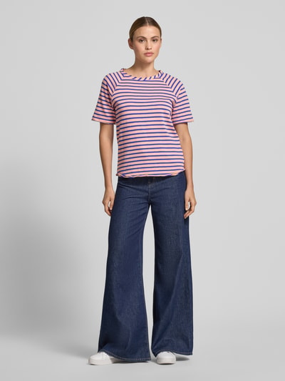 Frauenmodel trägt Regular Fit T-Shirt mit Rundhalsausschnitt von Smith and Soul, Damen T-Shirt aus reine Baumwolle mit Rollsaum, gestreift, Rücklänge bei Größe S 55 cm, Ganzkörperansicht von vorne.