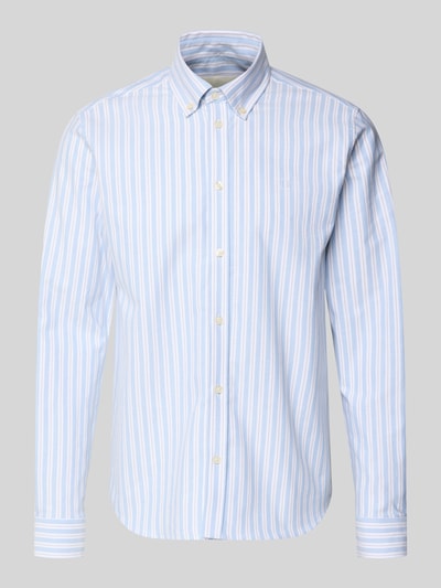 Produktfoto, Regular Fit Freizeithemd mit Button-Down-Kragen Modell 'Konrad' von Les Deux, hellblau-weiß gestreift, Baumwoll-Mix mit Stretch-Anteil, Knopfleiste, Sportmanschetten, abgerundeter Saum, Herrenhemd