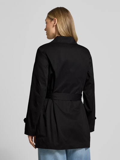 Frauenmodel trägt Regular Fit Trenchcoat mit Taillengürtel zum Binden Modell 'CHALSEA OLIVIA' von Vero Moda, Optik: Unifarben, Materialverarbeitung: Twill, Ganzkörperansicht Rückansicht.