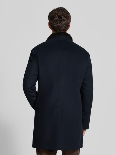 Männermodel trägt Regular Fit Mantel aus Woll-Mix Modell 'Morris' von JOOP! COLLECTION in Dunkelblau, Ganzkörperansicht Rückansicht.