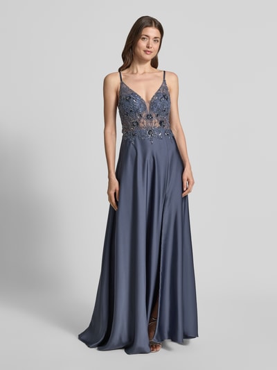 Frauenmodel trägt Abendkleid mit floralem Ziersteinbesatz von Laona in Blau, V-Ausschnitt, tailliert, semitransparent, Ganzkörperansicht von vorne.