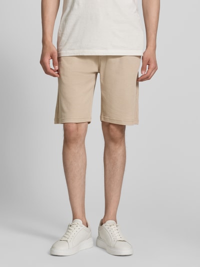 Männermodel trägt Relaxed Fit Sweatshorts aus Baumwoll-Mix von s.Oliver RED LABEL, Optik: Unifarben, Materialverarbeitung: Piqué, Ganzkörperansicht von vorne.