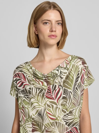 Vrouwenmodel draagt t-shirt im allover-look met cascadehals van MORE & MORE in groentinten Materiaalmix met stretch, regular fit, nahaufnahme bovenlichaam. Ruglengte maat 36: 56 cm.
