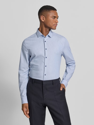 Mannenmodel draagt Super Slim Fit Business-Hemd mit Kentkragen van OLYMP No. Six, lichtblauw, katoenmix met stretch, voorkant, halftotaal.