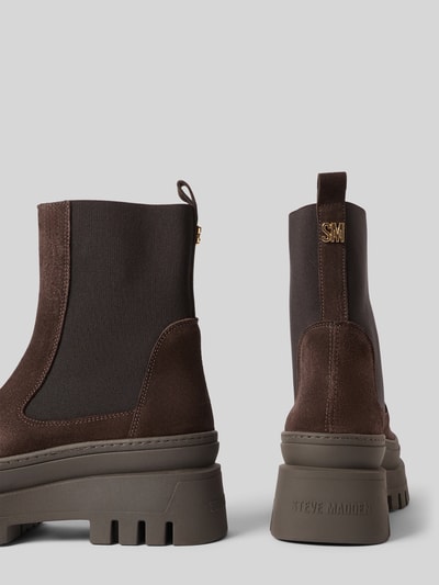 Produktfoto, Chelsea Boots aus echtem Leder Modell 'Cassandra' von Steve Madden in Braun mit elastischem Einsatz und profilierter Plateausohle, abgerundete Form, Absatzhöhe 5 cm, Schafthöhe 19 cm, Schaftweite 12 cm