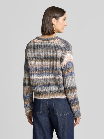 Frauenmodel trägt Relaxed Fit Strickpullover aus Woll-Mix mit Streifen-Muster von Oui, verschiedene Beige- und Blautöne, elastische Abschlüsse, Rückenansicht, Ganzkörperansicht Rückansicht.