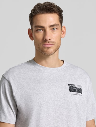 Männermodel trägt T-Shirt mit Motiv-Print und Rundhalsausschnitt von HALO in Hellgrau, reine Baumwolle, Regular Fit, Nahaufnahme Oberkörper.