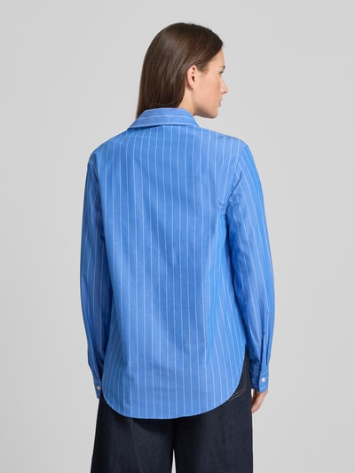 Modelka kobieca nosi Regular Fit Hemdbluse aus reiner Baumwolle Modell 'Adison' od Samsøe Samsøe, niebieska w białe paski, długi rękaw, wydłużony tył, całkowity widok z tyłu.