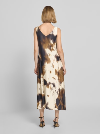 Frauenmodel trägt Midikleid aus Viskose im Allover-Look von Smith and Soul, A-Linie, braune und blaue Muster, Ganzkörperansicht Rückansicht.