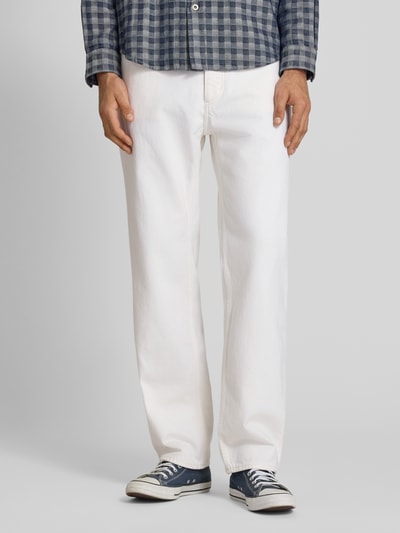Męski model nosi Regular Fit Jeans aus reiner Baumwolle Modell 'Jonah' von HUGO o kroju regular fit, stylizowana na denim, 5 kieszeni, średni stan, zapięcie na guzik i zamek błyskawiczny, naszywka z logo, splot twill, kolor biały, wykończenie z bawełny; całkowity widok z przodu.