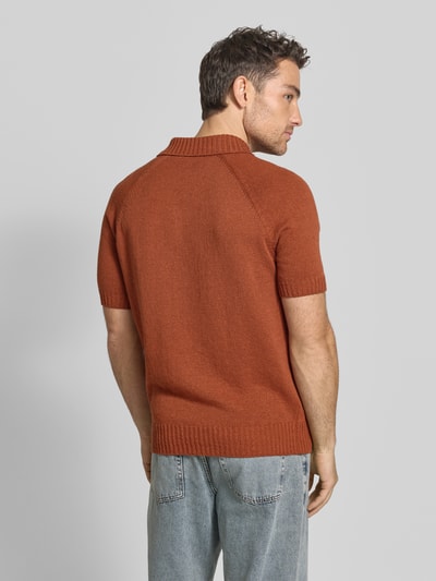 Męski model nosi Regular Fit Poloshirt aus Baumwoll-Kaschmir-Mix mit Knopfleiste od GRAN SASSO w kolorze rdzawym, dzianina, krój regular fit, długość tyłu w rozmiarze 50: 68 cm, widok całej sylwetki z tyłu.