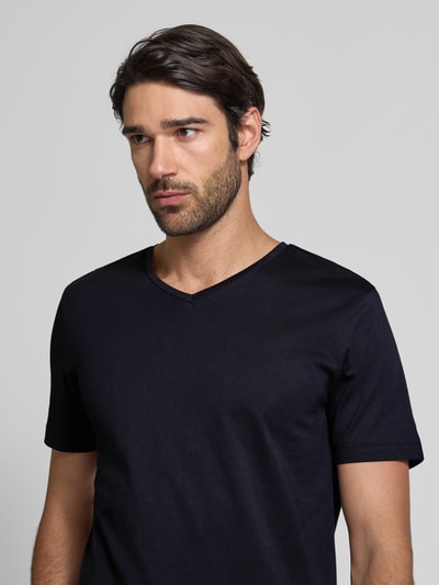 Christian Berg Men T-shirt z dekoltem w serek Granatowy 3