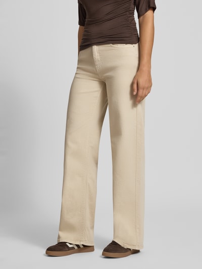 Frauenmodel trägt Wide & Loose Fit Jeans aus Baumwoll-Mix Modell 'SILKE' von PIECES in Beige, lockerer Schnitt, Damen Wide & Loose Fit Jeans, Ganzkörperansicht von vorne.