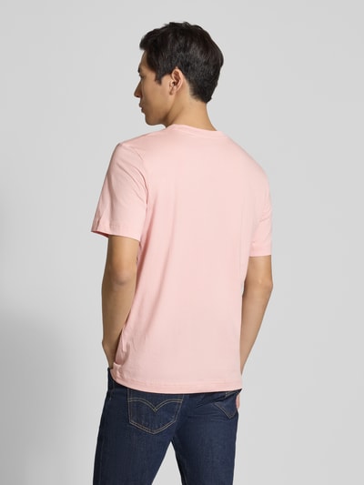 Männermodel trägt Regular Fit T-Shirt aus reiner Baumwolle von Tom Tailor in effen roze, label print, ronde hals, achteraanzicht, ganzkörperansicht rückansicht.