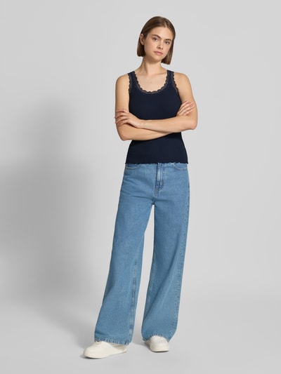 Kobiece model nosi top Slim Fit Tanktop aus Baumwoll-Mix model 'SARA SHARAI' od ONLY, granatowy, jasnoniebieskie dżinsy, widok całej sylwetki z przodu, damski top od ONLY