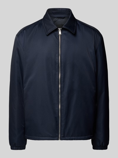 Produktfoto, Regular Fit Blouson mit Logo-Muster Modell 'H-CRESTELL' von BOSS in Dunkelblau mit Reißverschluss, Umlegekragen, Allover-Muster, Label-Applikation aus Metall, elastischen Langarmabschlüssen, Tunnelzug am Rumpf und seitlichen Eingrifftaschen