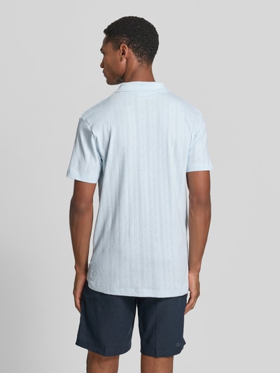 Männermodel trägt Regular Fit Poloshirt in Jaquard-Strick von Lindbergh, hellblau, reine Baumwolle, Rückenansicht, Ganzkörperansicht Rückansicht.